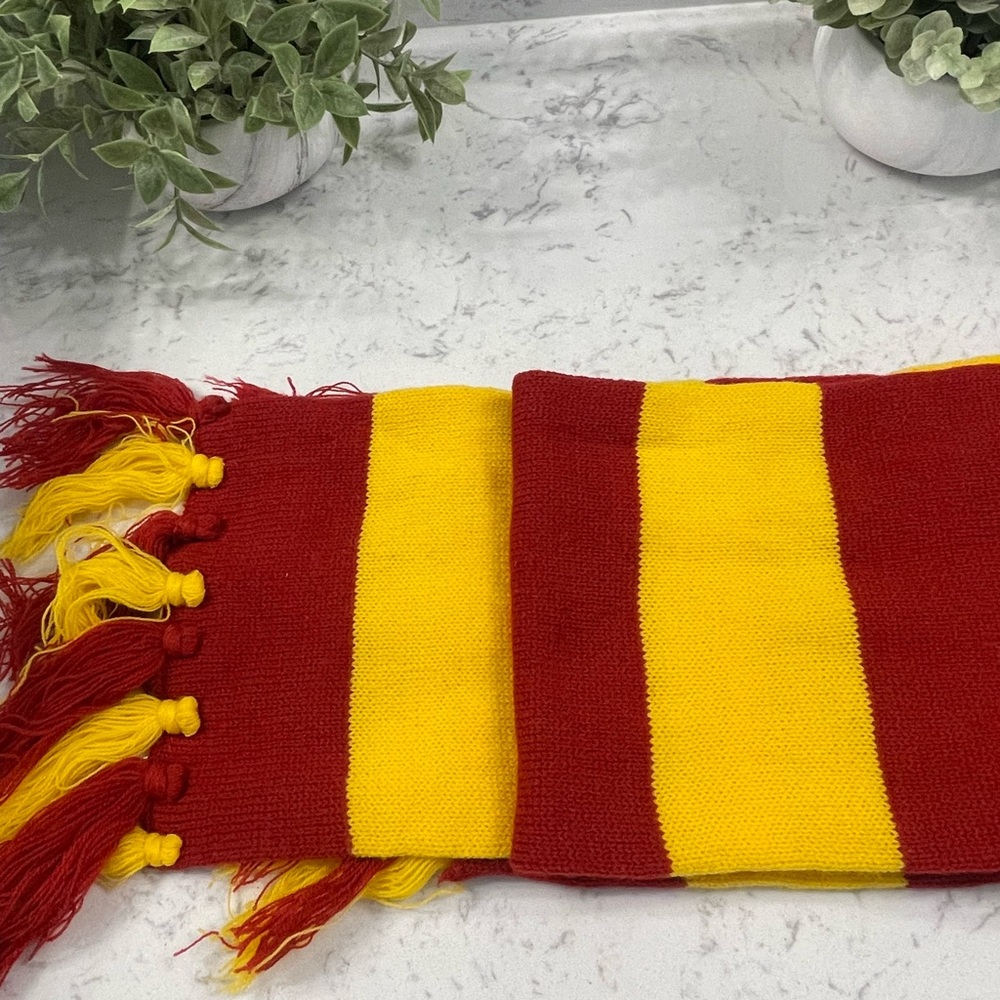 Harry Potter Gryffindor House Officially Licensed Scarf with Fringe - Picture 4 of 5